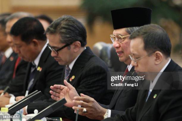 Indonesia's President Susilo Bambang Yudhoyono meets Chinese President Hu Jintao after a welcoming ceremony at the Great Hall of the People on March...