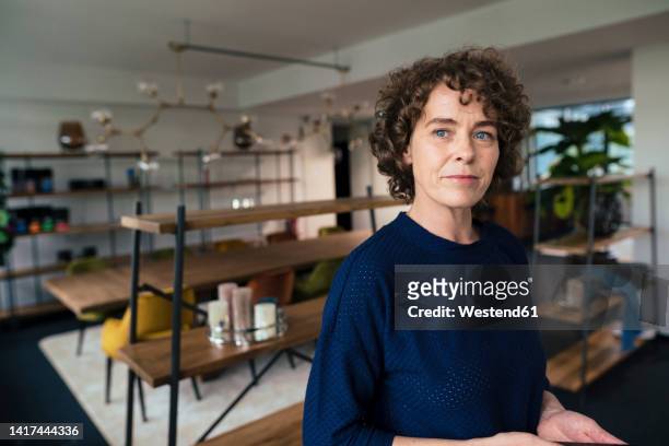 businesswoman with curly hair in office - einzelne frau über 40 stock-fotos und bilder