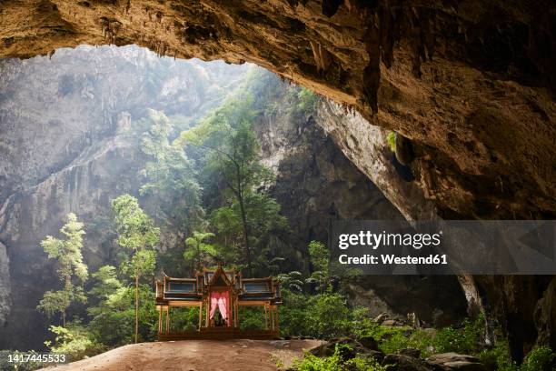 temple inside phraya nakhon cave in khao sam roi yot national park, hua hin, thailand - hua hin stockfoto's en -beelden