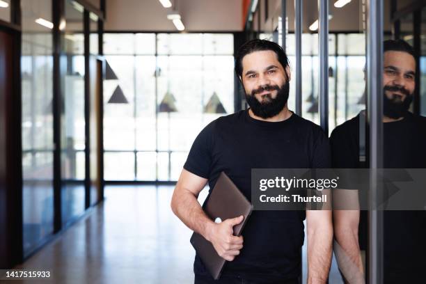 portrait of aboriginal australian creative director - inheemse bevolking stockfoto's en -beelden