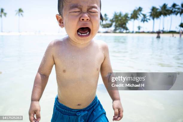 little boy crying on the beach. - ハワイ stock-fotos und bilder