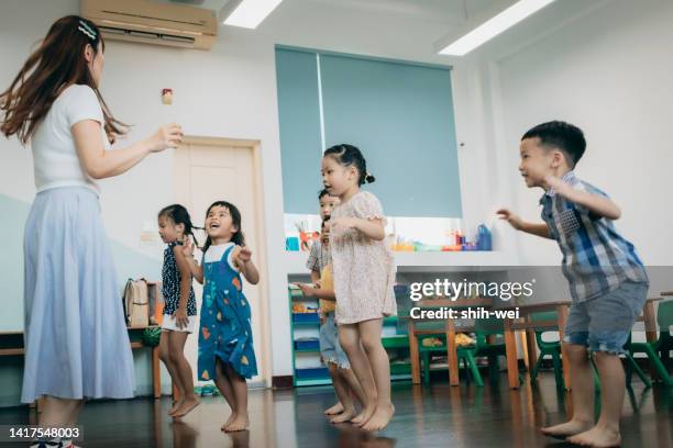 l'insegnante taiwanese insegna agli studenti a ballare - dance teacher foto e immagini stock