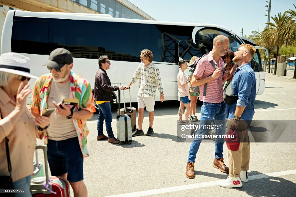 Reisebegleiter, die darauf warten, in den Deluxe-Reisebus zu steigen