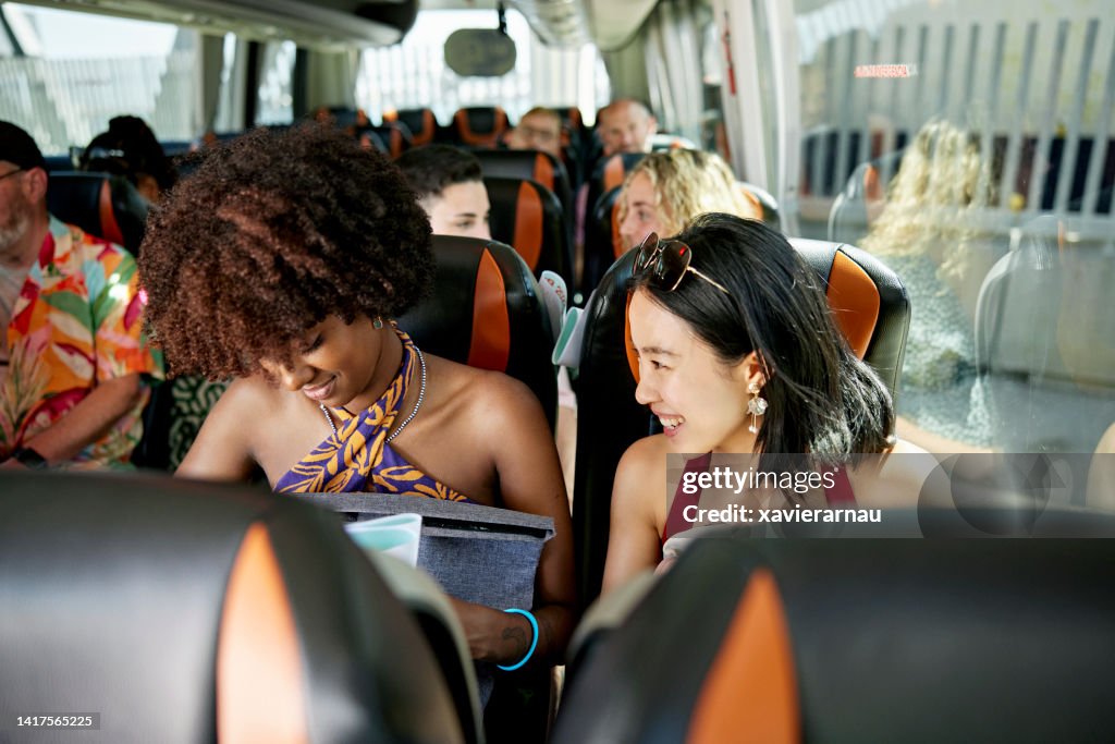 Vielfältige Gruppe an Bord des Reisebusses vor der Abfahrt