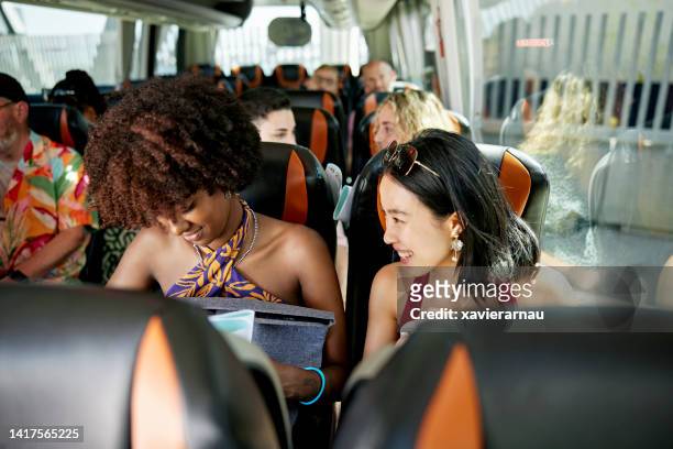 grupo diversificado a bordo do ônibus motor antes da partida - ônibus de turismo - fotografias e filmes do acervo