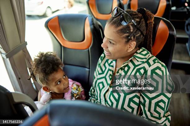 mère et fille noires souriantes prêtes pour les vacances - black car photos et images de collection