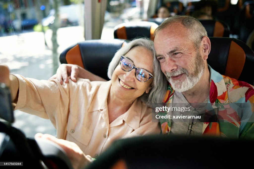 Pensionierte Senioren, die ein Selfie an Bord des Charterbusses machen