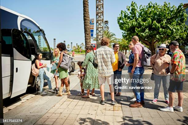 travelers waiting in line to board deluxe motor coach - dubbeldekker bus stockfoto's en -beelden