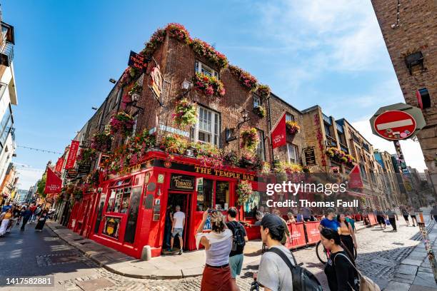 traditional irish pub in temple bar in dublin - dublin historic stockfoto's en -beelden