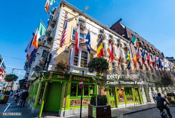 traditional irish pub in temple bar in dublin - condado de dublin imagens e fotografias de stock