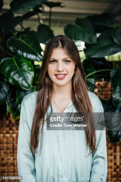portrait of woman in front of large plants in baskets - style studio day 1 stock-fotos und bilder