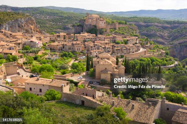 alquézar medieval village from a natural viewpoint, huesca, spain. - provincia de huesca fotografías e imágenes de stock