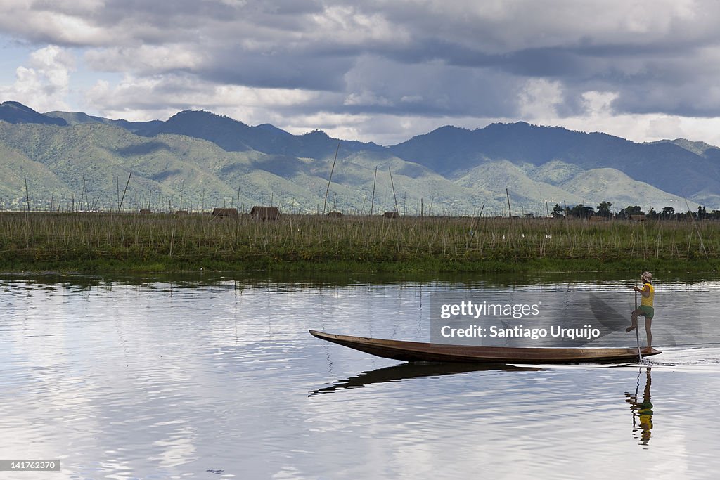 Intha fisherman leg rowing