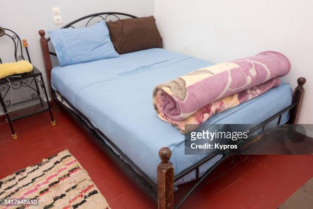 bed in discount hotel - inexpensive fotografías e imágenes de stock