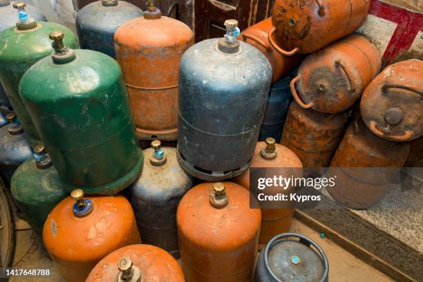 cooking gas bottles - gas cylinder stockfoto's en -beelden