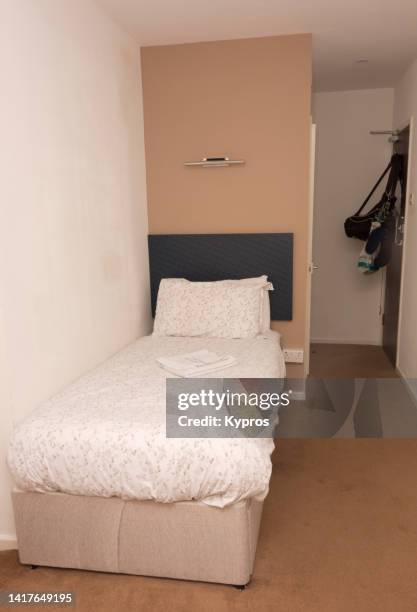 bed in discount hotel - inexpensive stockfoto's en -beelden