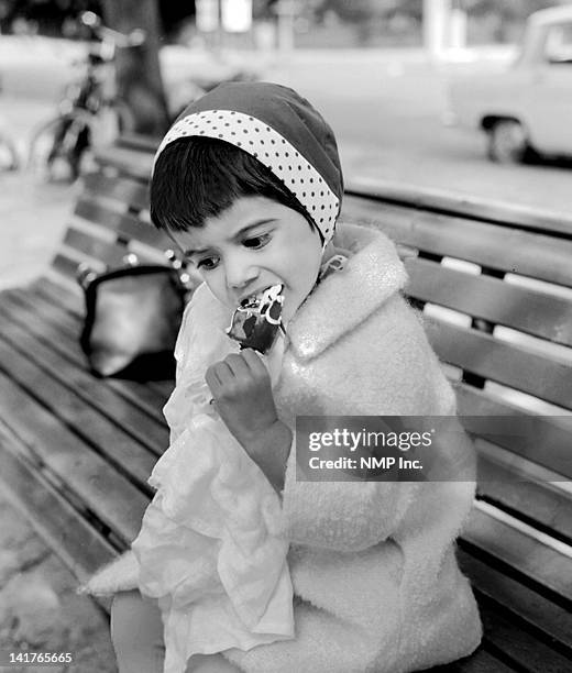 girl eating ice cream - 1966 bildbanksfoton och bilder