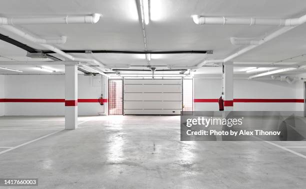 empty public underground parking lot or garage - empty parking lot stockfoto's en -beelden