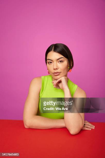 portrait of millennial woman - portrait young colour background cool stockfoto's en -beelden