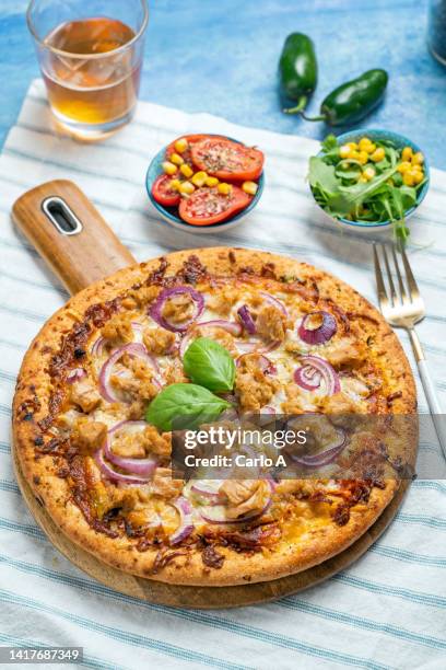 pizza tuna and onions - bierwurst stock-fotos und bilder