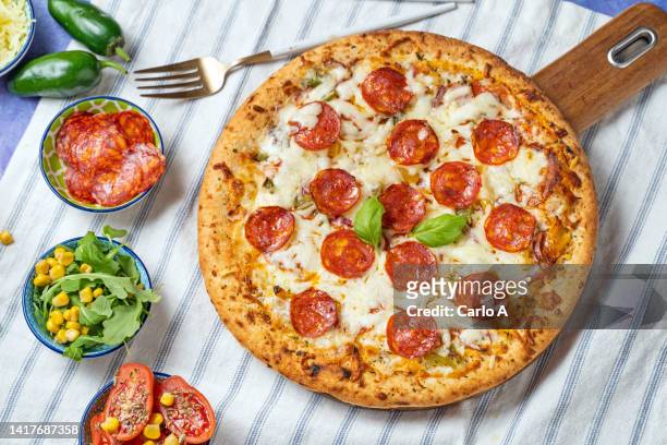 homemade pizza pepperoni - pepperoni pizza 個照片及圖片檔