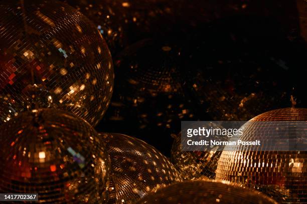close up sparkly gold disco balls - ミラーボ��ール ストックフォトと画像