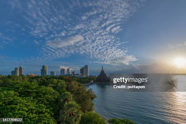 aerial view of the sanctuary of truth "the largest wooden castle in the world, sanctuary of truth with beautiful sunset in pattaya, thailand - the truth 2019 film stock-fotos und bilder