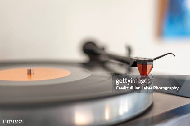 littlebourne, kent, england, uk. 30 april 2022. high-end hi-fi turntable with close up of tone arm and cartridge. - vintage record player no people stock-fotos und bilder