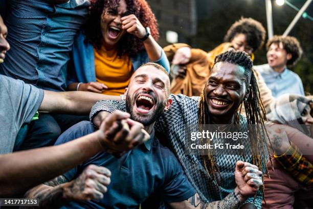 amigos viendo un partido deportivo y celebrando al aire libre - match sport fotografías e imágenes de stock