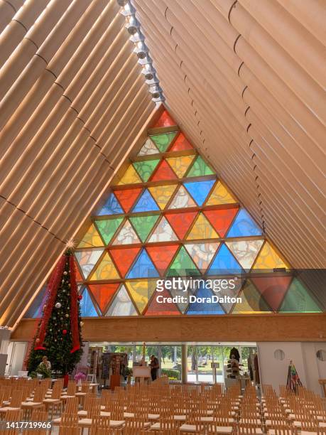 the inside of christchurch cardboard chaple, christchurch transitional cathedral, new zealand - christchurch new zealand 個照片及圖片檔