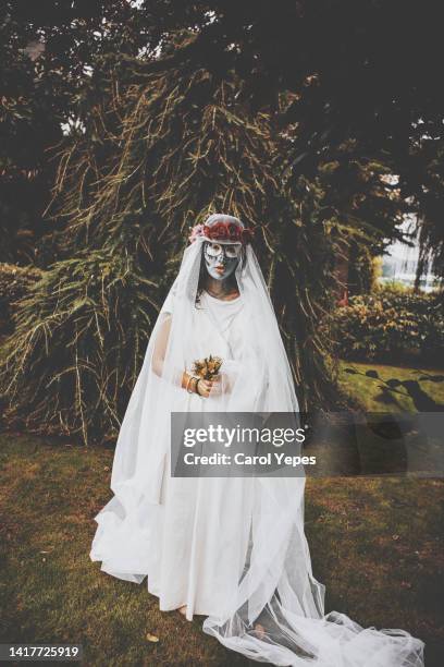 one girl dressed in halloween costume in back yard - dead girl 個照片及圖片檔