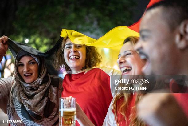 夜に屋外で祝うベルギーのスポーツファン - belgian culture ストックフォトと画像