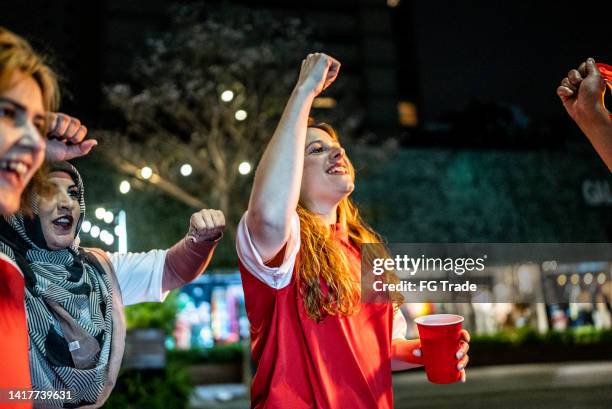 freunde von sportfans feiern im freien - street football stock-fotos und bilder