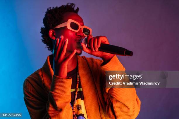 african man singing and gesturing with his hands - man sunglasses face imagens e fotografias de stock