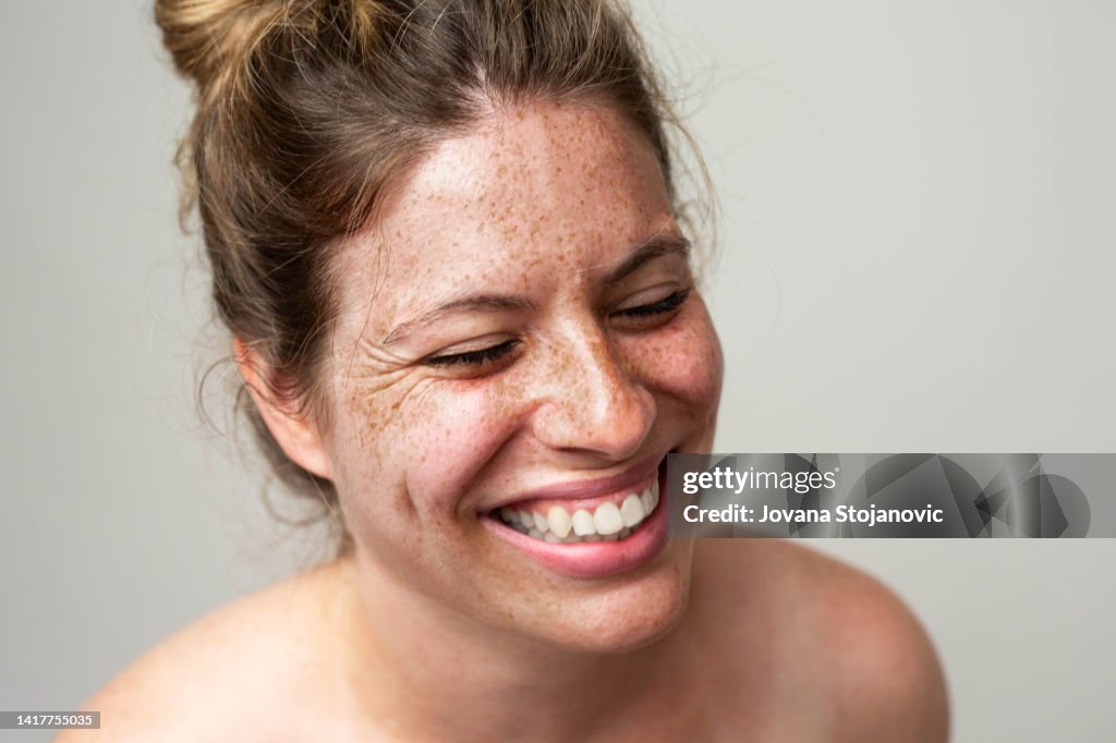 La beauté est en chacun.
Portrait en gros plan d’une femme aux taches de rousseur