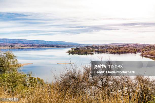 los molinos lake in córdoba, argentina - cordoba - argentina imagens e fotografias de stock