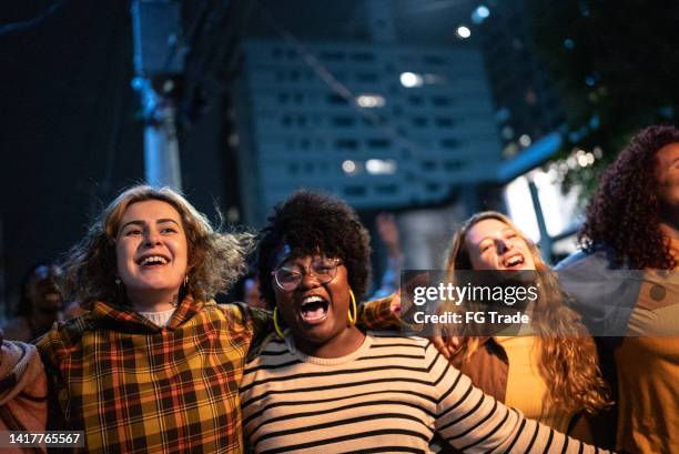 friends walking and having a fun at city - celebrating the songs voice of gregg allman backstage audience stockfoto's en -beelden