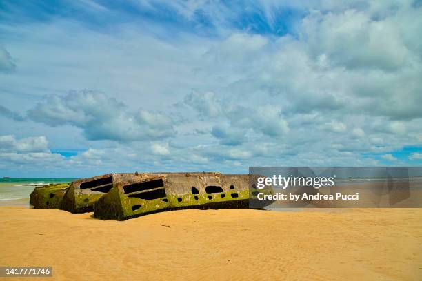 remains of the mulberry harbour on the beach, arromanches-les-bains, normandy, france - arromanches fotografías e imágenes de stock