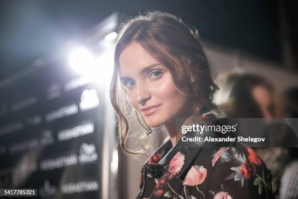 photographie des coulisses, dans les coulisses de la nouvelle collection de vêtements. portrait féminin d’une belle femme qui travaille mannequin au défilé de la semaine de la mode. vêtements pour filles par un créateur de mode - backstage fashion photos et images de collection