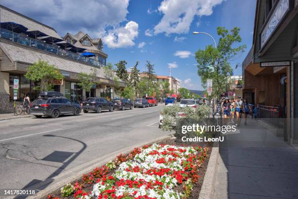 straßenansicht des stadtzentrums von jasper, alberta, kanada - provinz alberta stock-fotos und bilder