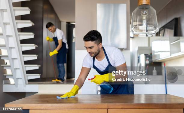 pulitori professionisti che puliscono un appartamento - impresa di pulizie foto e immagini stock