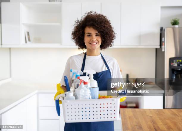 nettoyeur professionnel tenant un panier de produits de nettoyage - tablier photos et images de collection