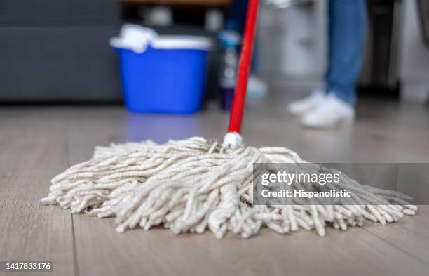 primer plano de un limpiador limpiando un piso de madera - mocha fotografías e imágenes de stock