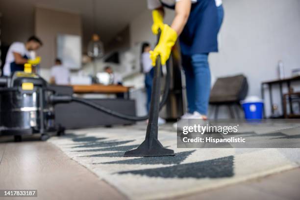 professional cleaner vacuuming a carpet - limpo imagens e fotografias de stock