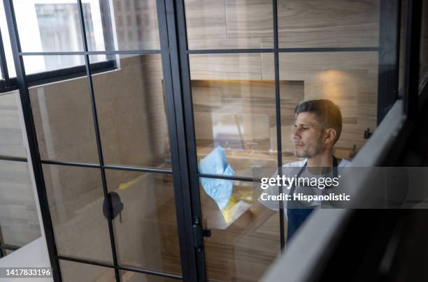 detergente professionale che pulisce la porta a vetri in bagno - impresa di pulizie foto e immagini stock