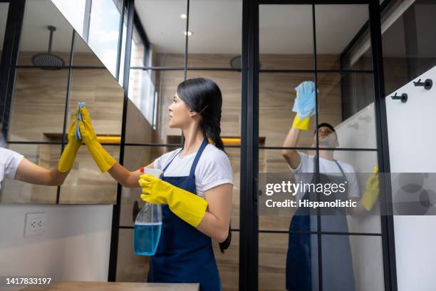 team di addetti alle pulizie professionali che puliscono il bagno - impresa di pulizie foto e immagini stock