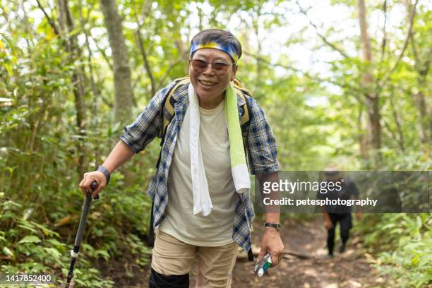 日本人女性先輩が楽しく山登り - 東北地方 ストックフォトと画像