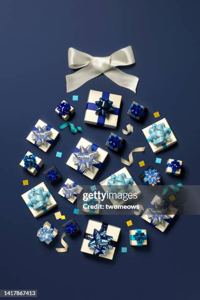 conceptual christmas ornament with gift boxes. - geschenk rund stock-fotos und bilder