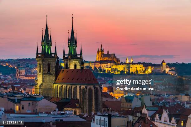 tyn church in prague, czech republic - bohemia czech republic stockfoto's en -beelden