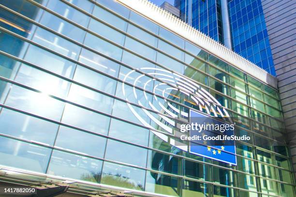 the european parliament building - europese unie vlag stockfoto's en -beelden